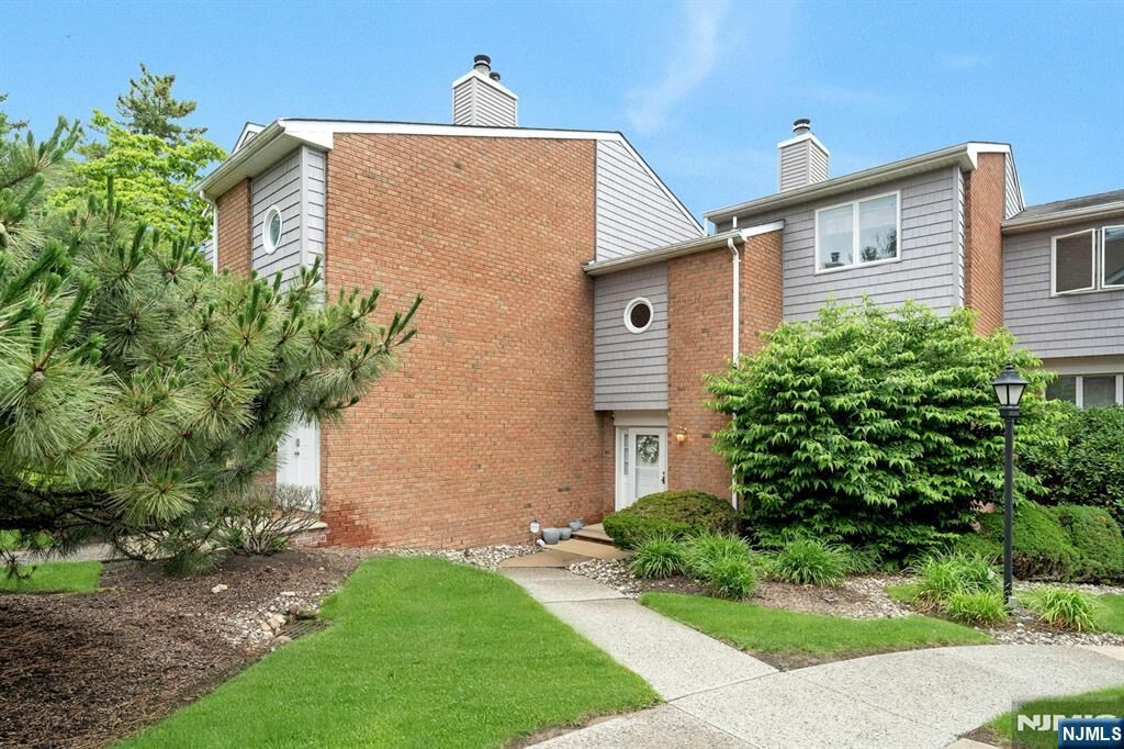 Property Photo:  27 Sherwood Court 14  NJ 07661 