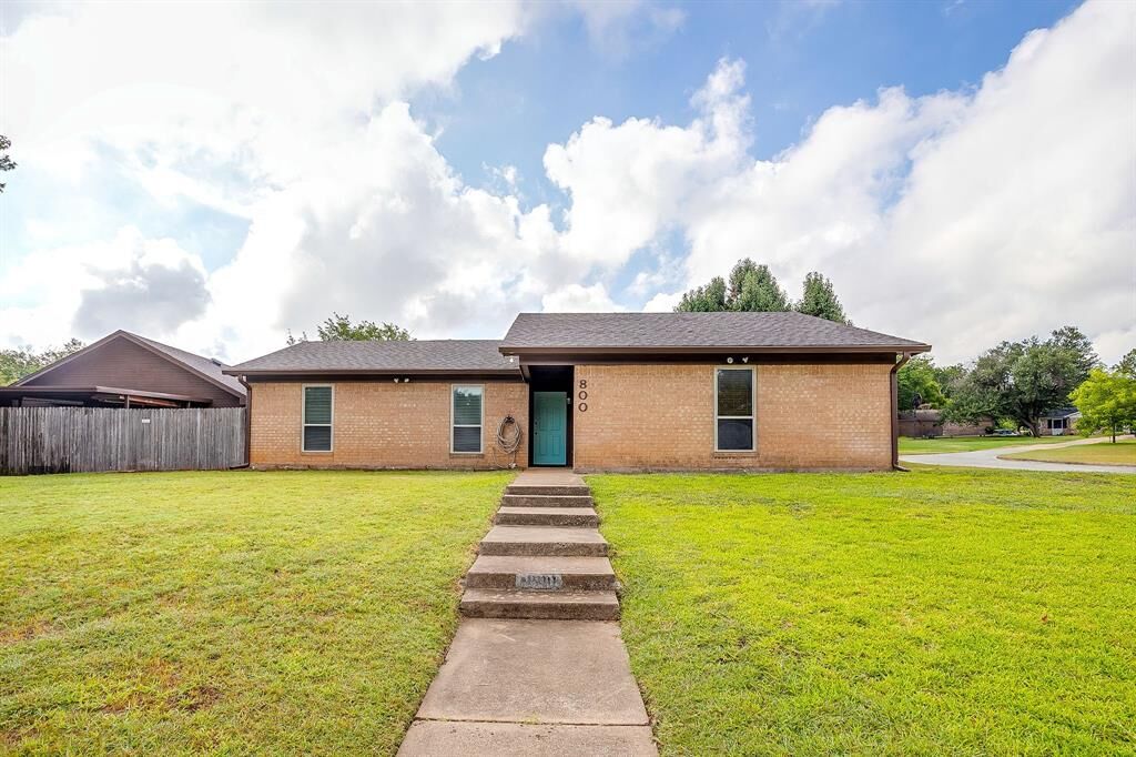 Property Photo: 800 Poe Street TX 76020