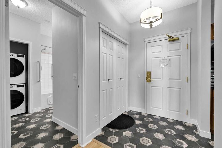 Property Photo: 5201 Dalhousie Drive NW 321 AB T3A 5Y7