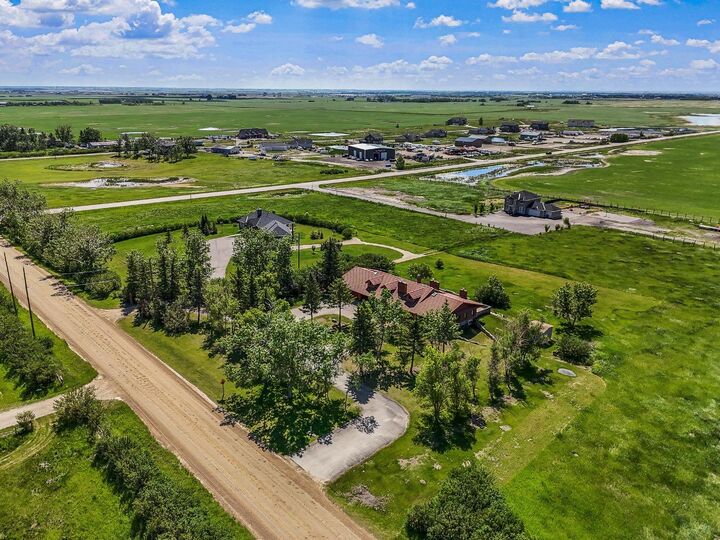 Property Photo:  285021 Township Road 252  AB T2E 8K4 