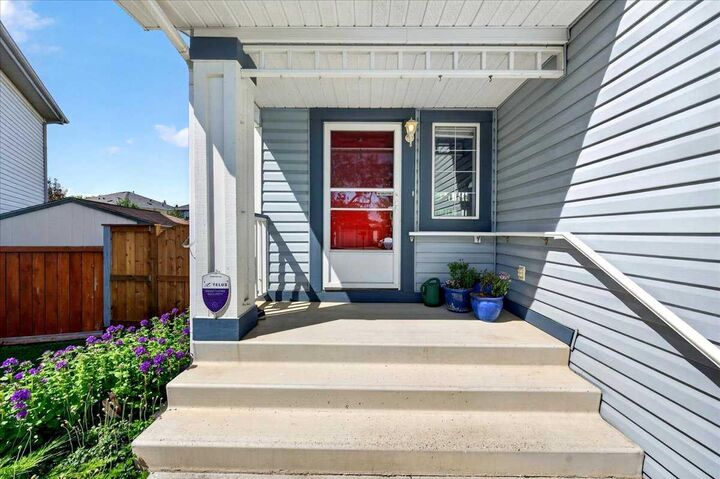 Property Photo:  232 Douglas Glen Close SE  AB T2Z 2V7 