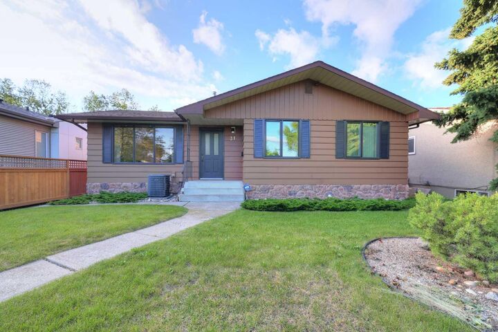 Property Photo: 31 Rosery Drive NW AB T2K 1L4