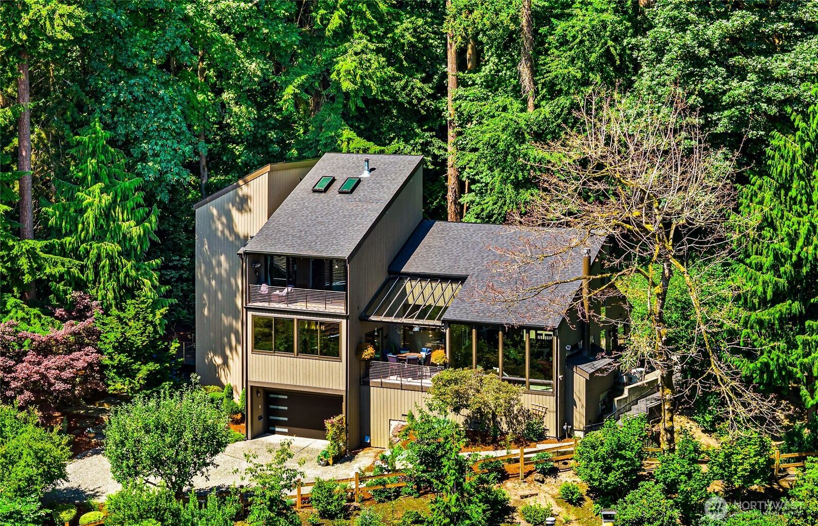 Property Photo: 9426 SE 52nd Street WA 98040