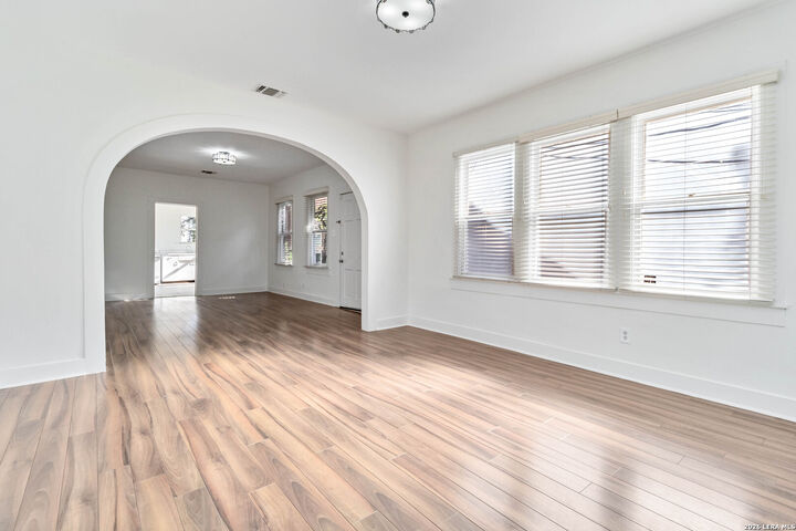 Property Photo:  749 E Ashby Pl  TX 78212 