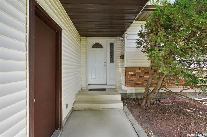 Property Photo:  818 Spencer Lane  SK S7K 7T5 
