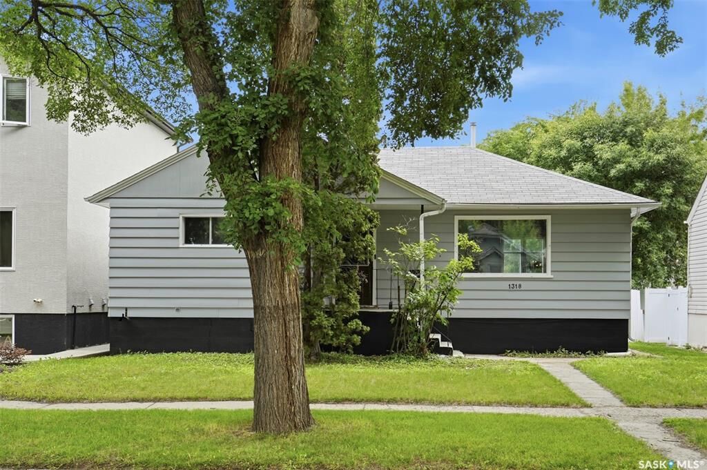 Property Photo: 1318 B Avenue N SK S7L 1G5