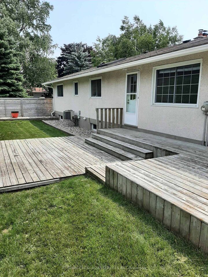 Property Photo: 8 Birchview Road ON K2G 3G4