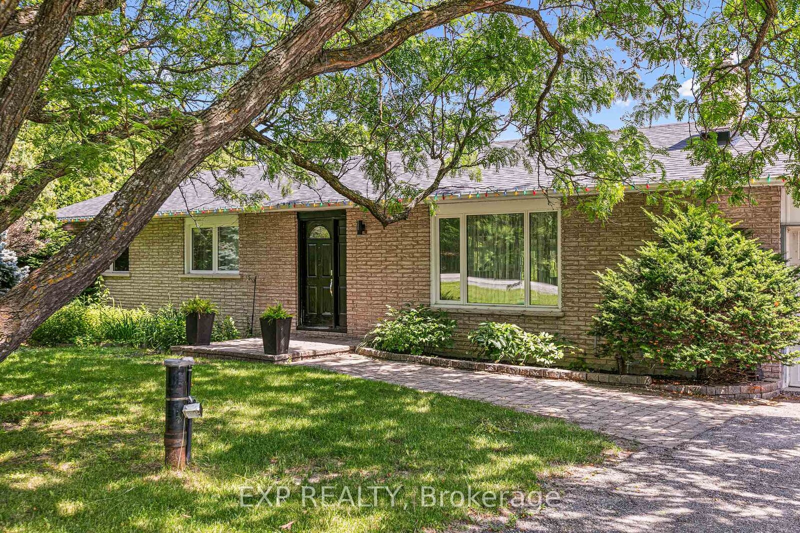 Property Photo:  10 Queen Anne Crescent  ON K2C 3H1 
