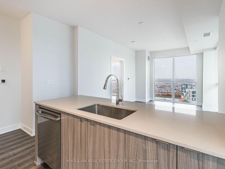 Property Photo:  4130 Parkside Village Drive 2704  ON L5B 3M8 