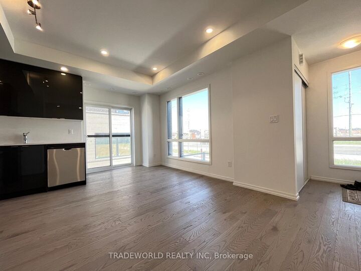 Property Photo: 14 Lytham Green Circle 2 ON L3Y 0H3