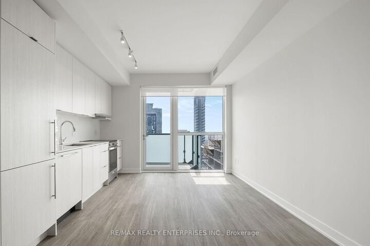 Property Photo: 4130 Parkside Village Drive 3509 ON L5B 0L7