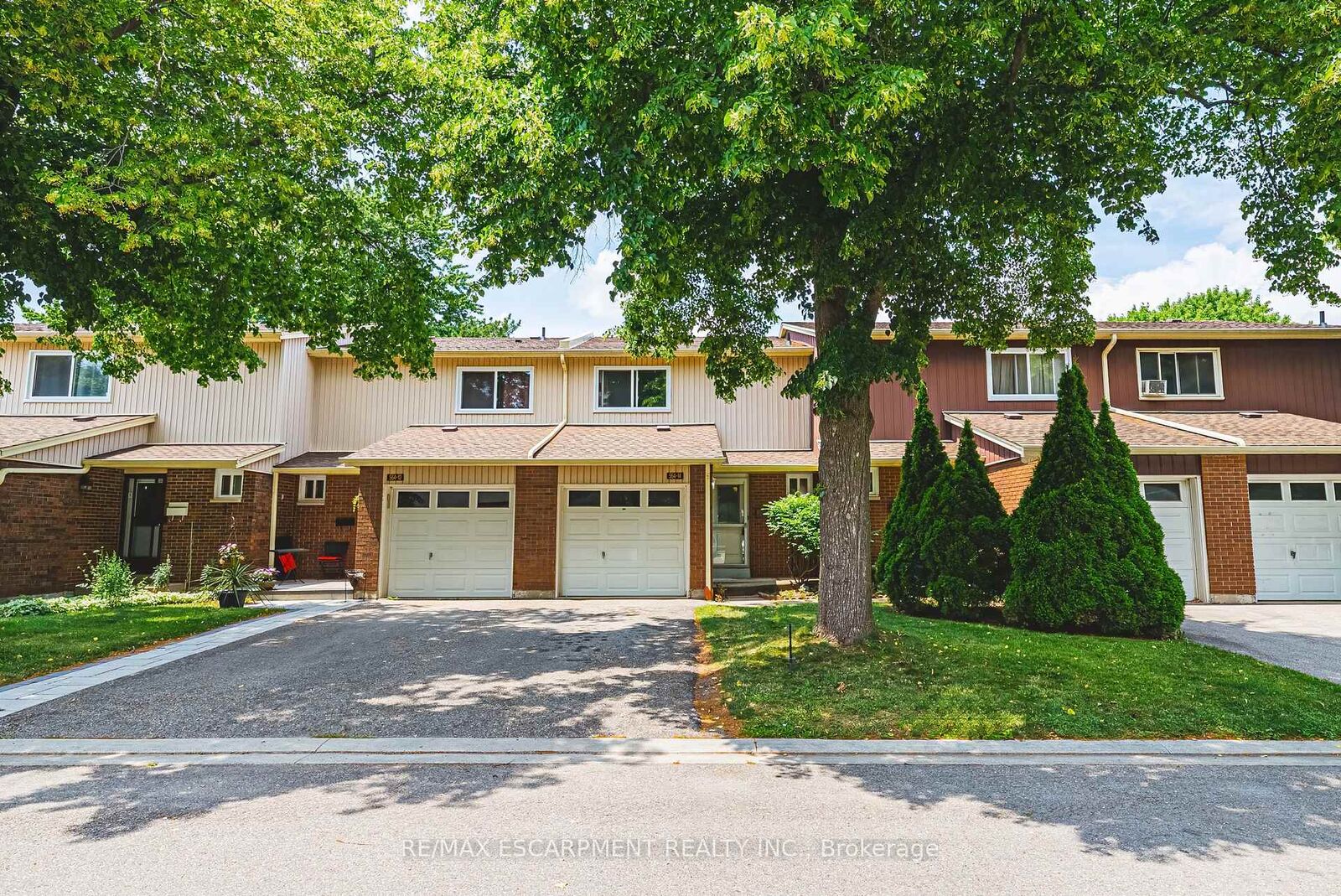 Property Photo: 564 Sheraton Road 14 ON L7L 4B2