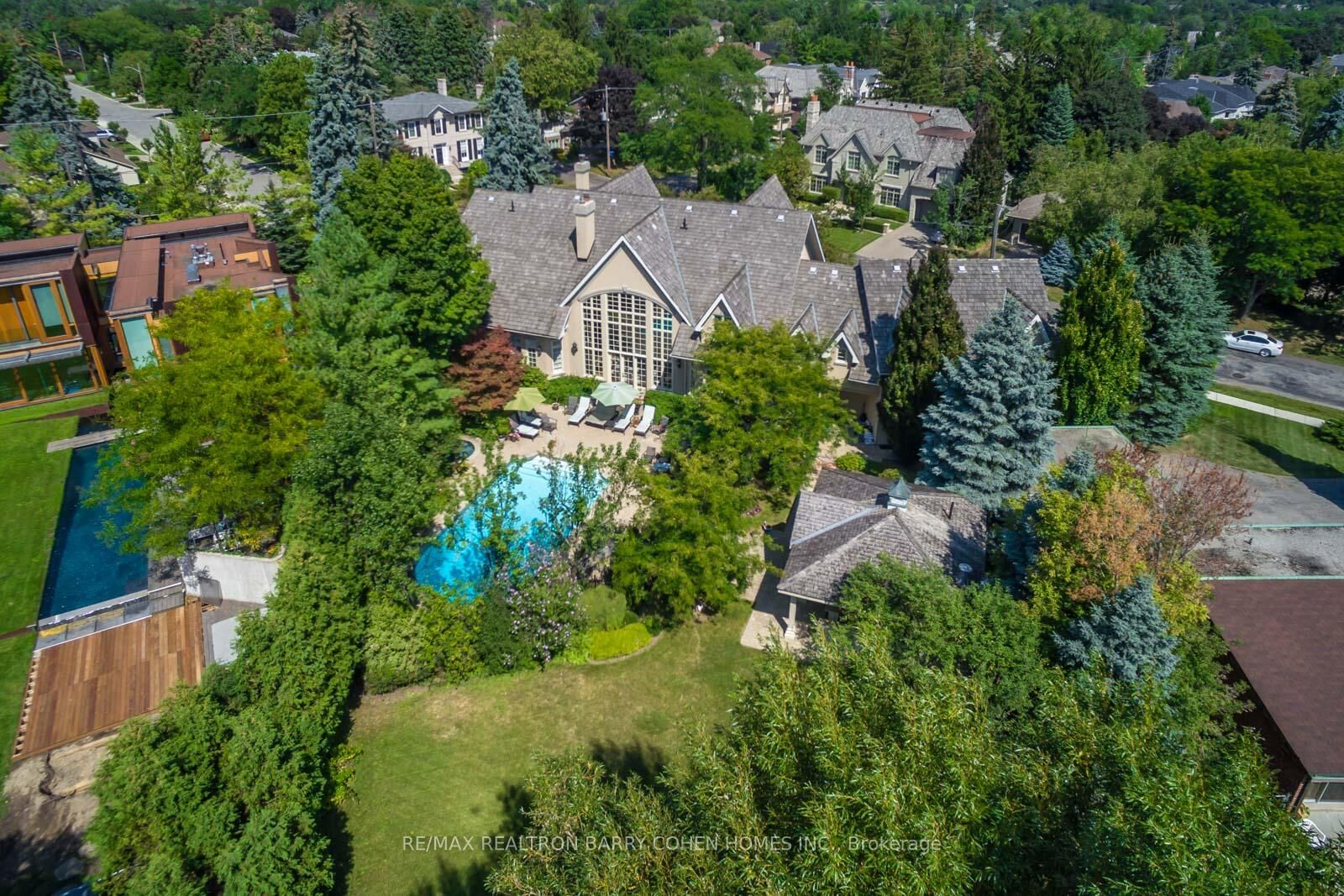 Property Photo: 17 Bayview Ridge ON M2L 1E3