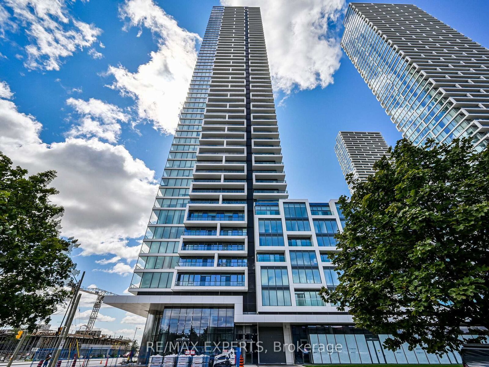 Property Photo:  950 Portage Parkway 5910  ON L4K 0J7 