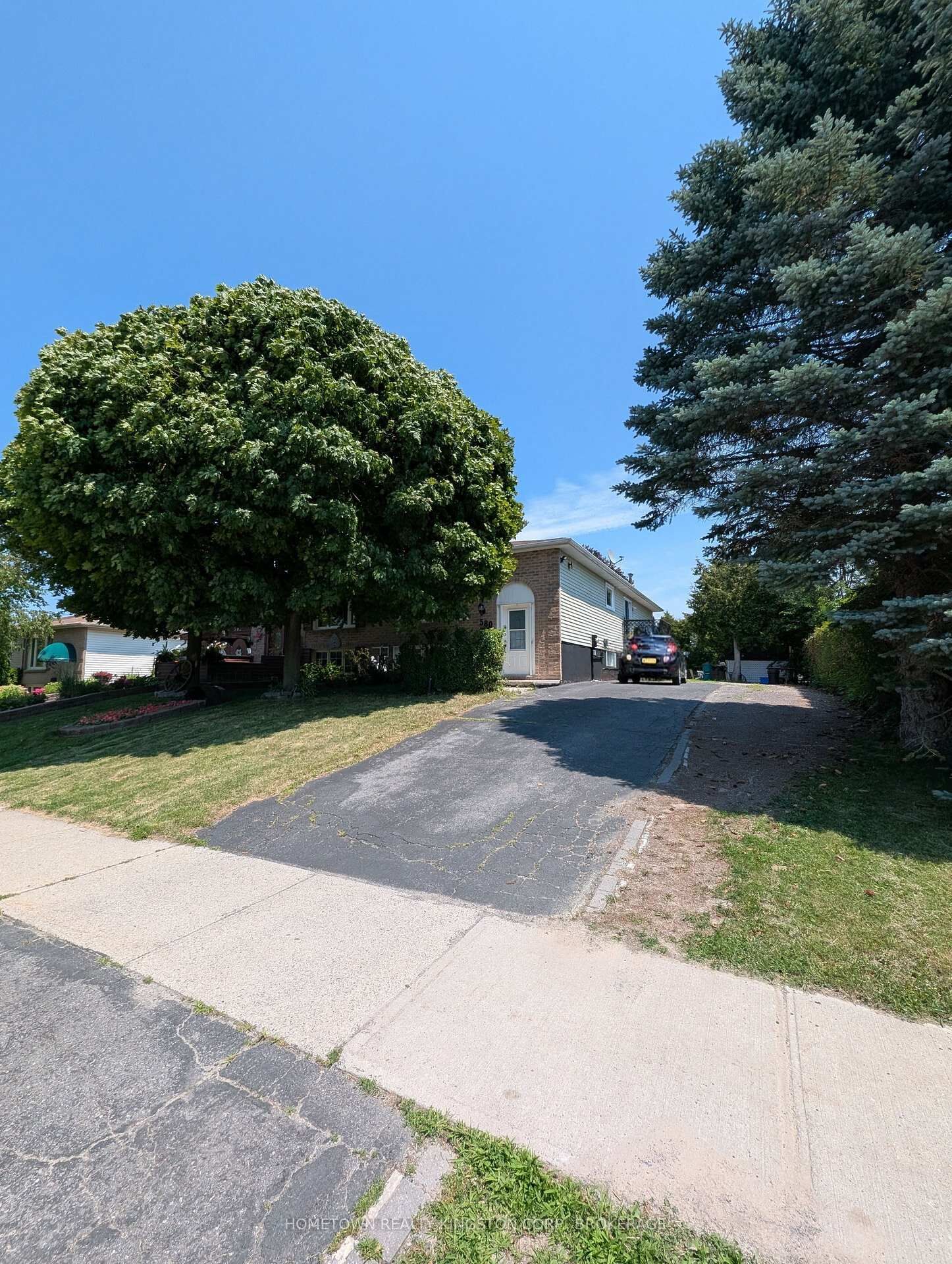Property Photo: 580 Gavin Court 1 ON K7M 8B3