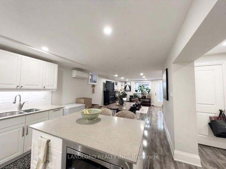 Property Photo:  117 Chaplin Crescent Garden  ON M5P 1A6 
