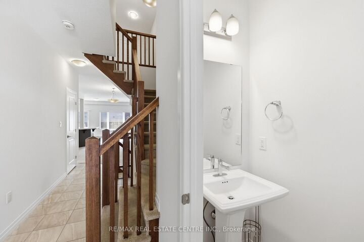 Property Photo: 37 Greenwich Avenue ON L8J 0L5