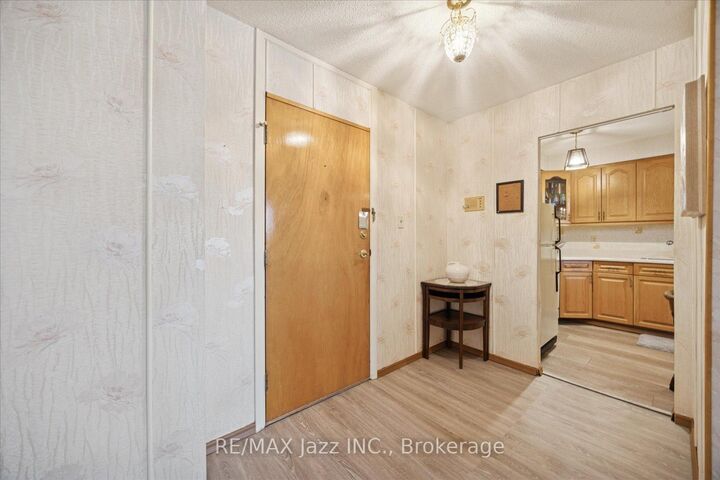 Property Photo:  120 Elgin Street W 102  ON L1G 1S7 
