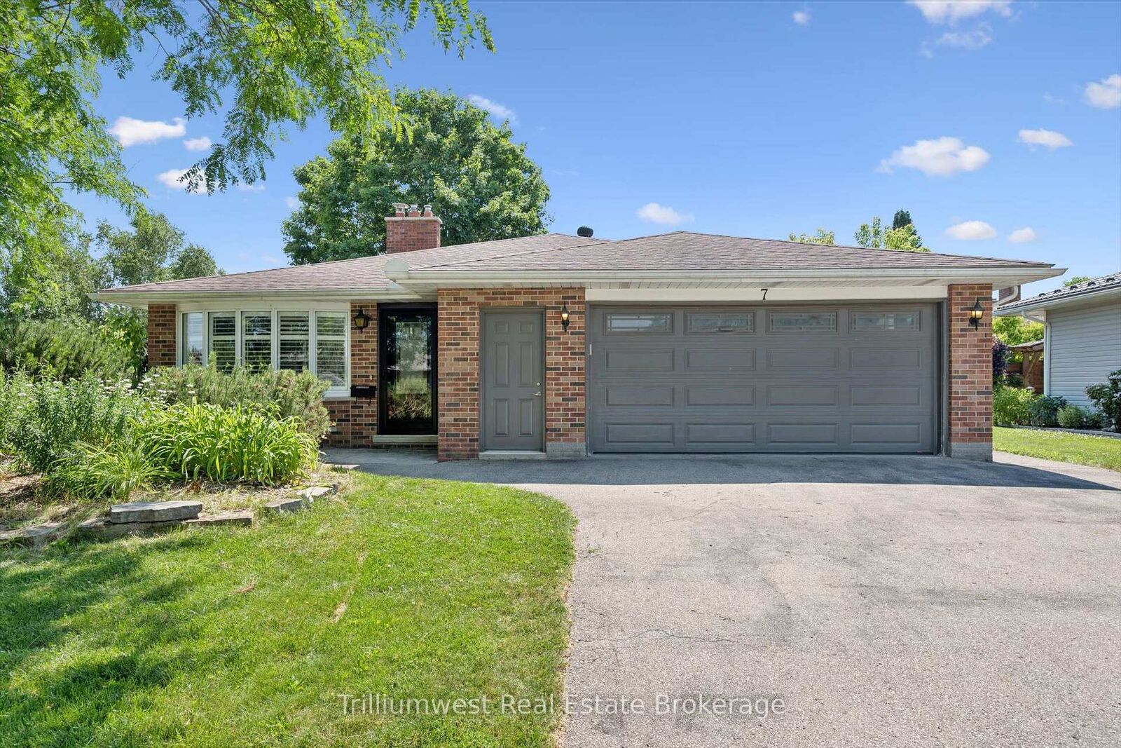 Property Photo: 7 Teakwood Place ON N1E 6G7
