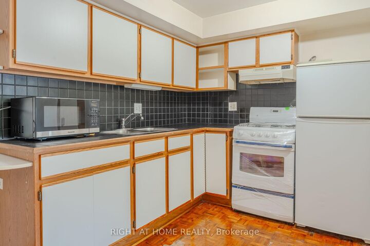 Property Photo: 426 Seaton Drive ON L6L 3Y4