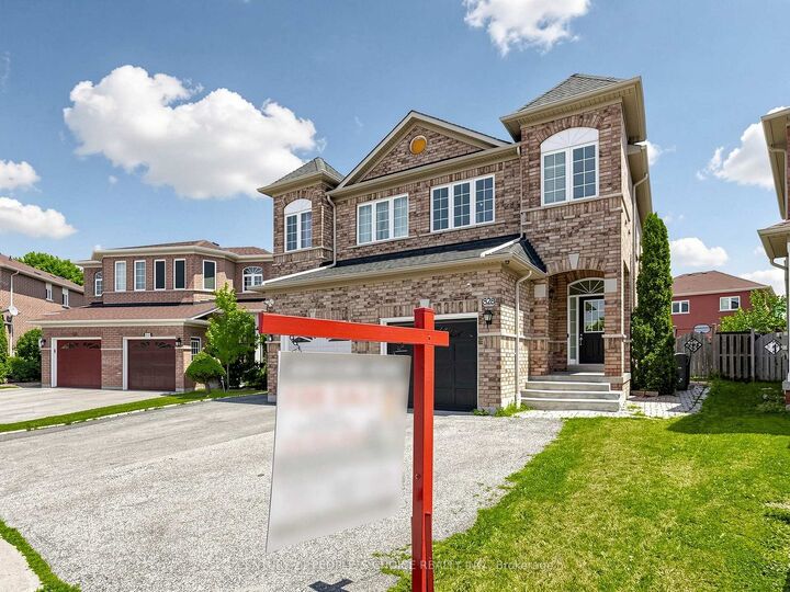 Property Photo: 828 Khan Crescent ON L5V 2R4