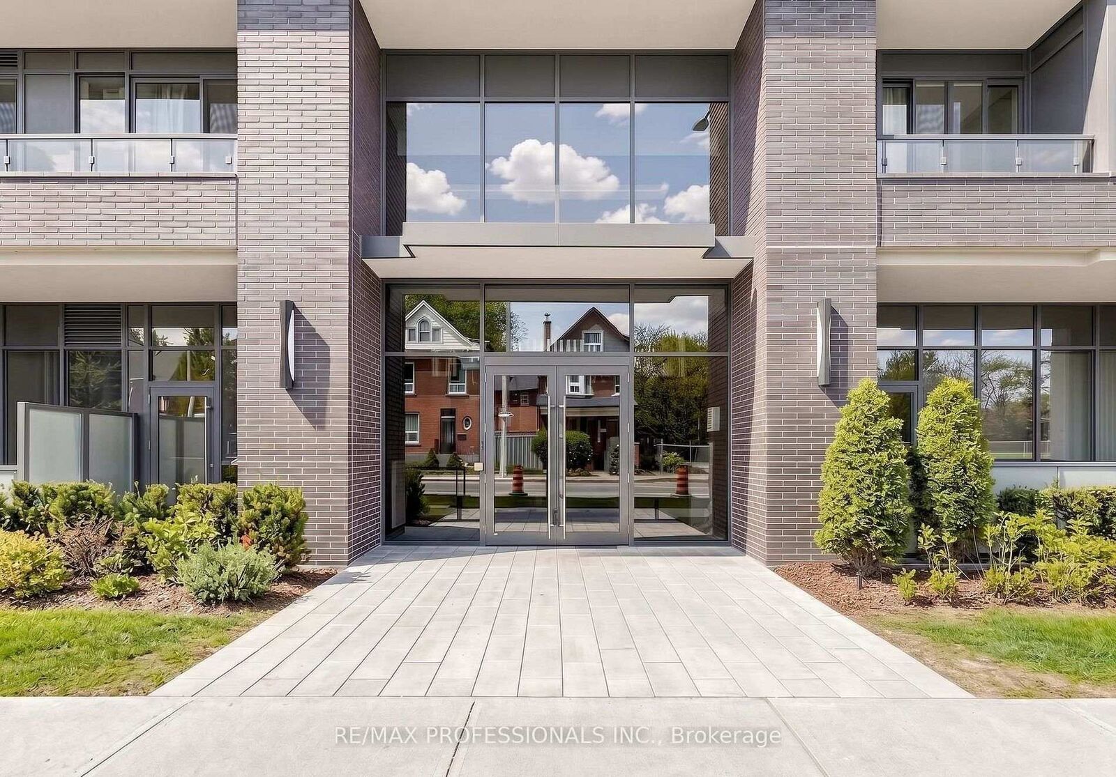 Property Photo: 415 Main Street W 411 ON L8P 0C9
