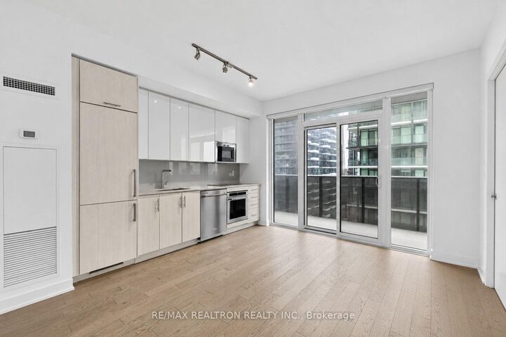 Property Photo:  330 Richmond Street W 2203  ON M5V 0M4 
