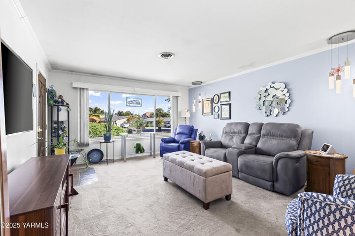 Property Photo:  920 S 41st Ave  WA 98908 