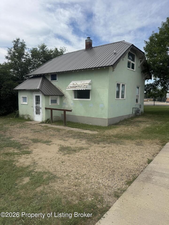 Property Photo:  221 Park Avenue E  ND 58854 