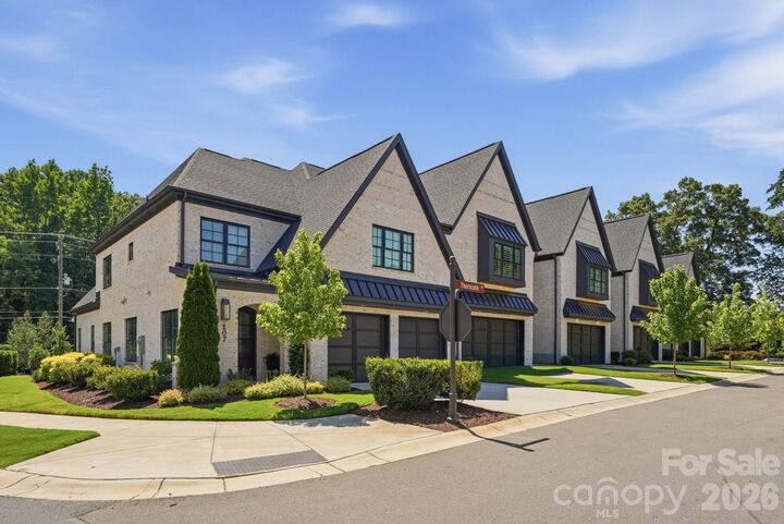 Property Photo: 115 Thorncote Place NC 28226