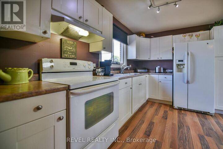Property Photo:  537 College Street 3  ON P4N 7Y9 