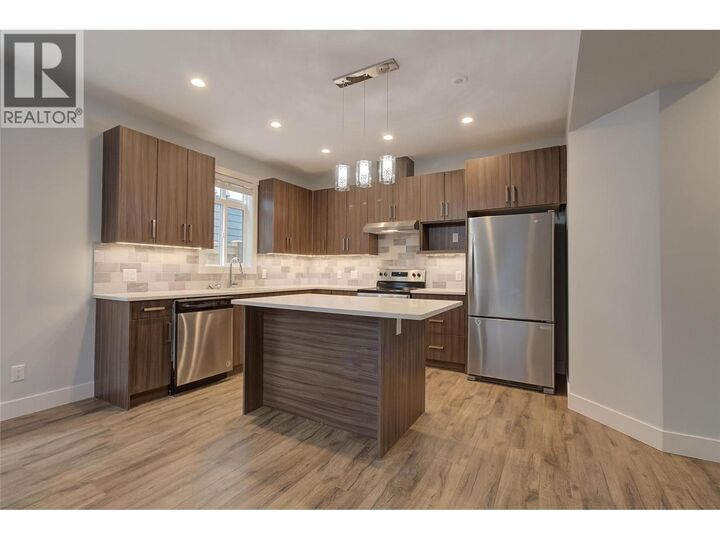 Property Photo: 756 Glenwood Avenue 1 BC V1Y 5M5