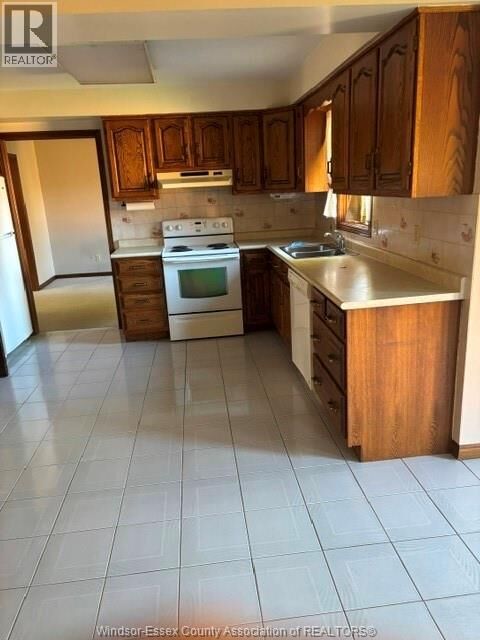 Property Photo: 586 Dresden Place ON N8N 4B5