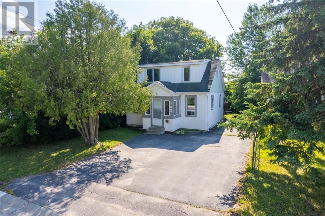 Property Photo: 703 Griffith Street ON P3E 4A3