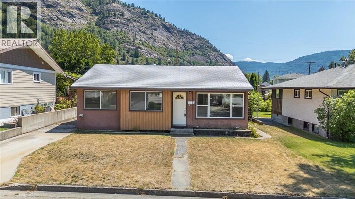 706 Hermia Crescent — photo 1