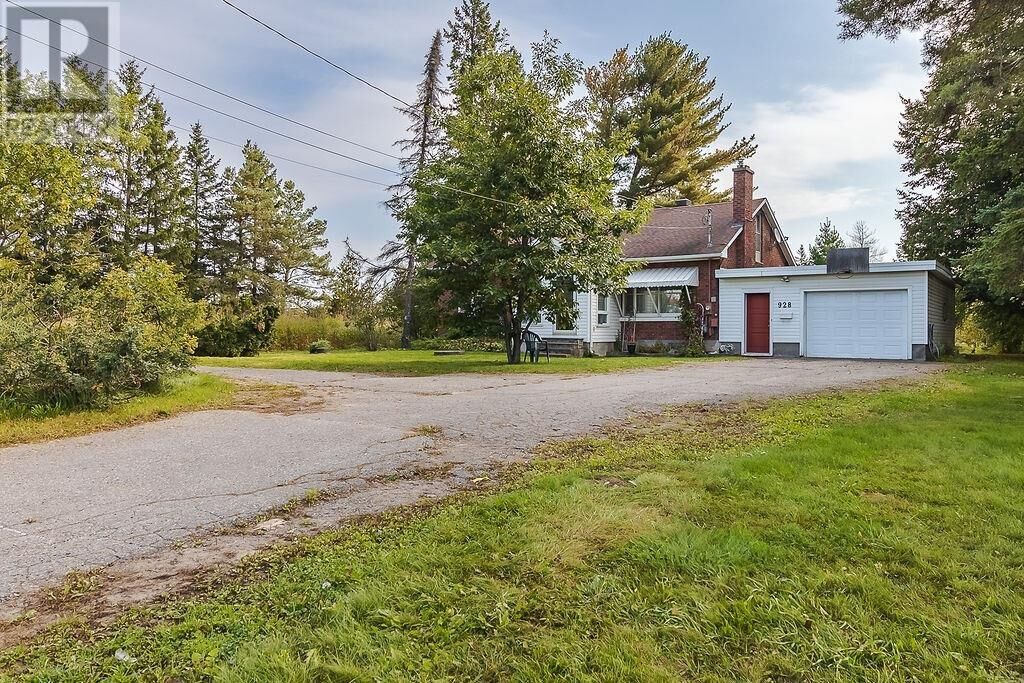 Property Photo: 928 Great Northern Rd ON P6B 5A3