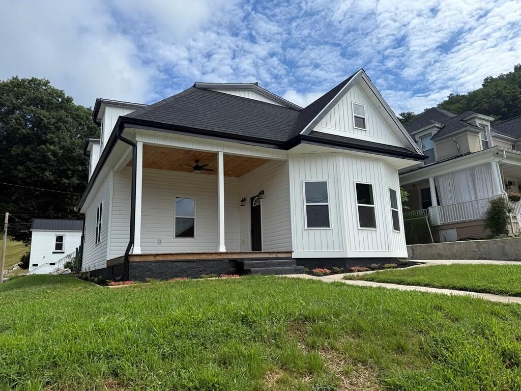 Property Photo:  121 4th  KY 41240 