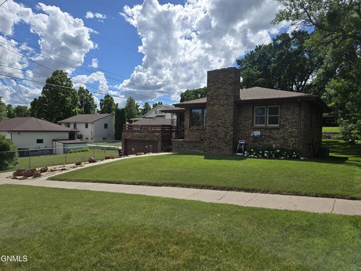 Property Photo:  1010 Hannifin Street N  ND 58501 