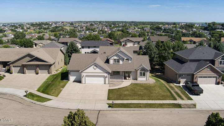 Property Photo:  800 Saddle Ridge Road  ND 58503 