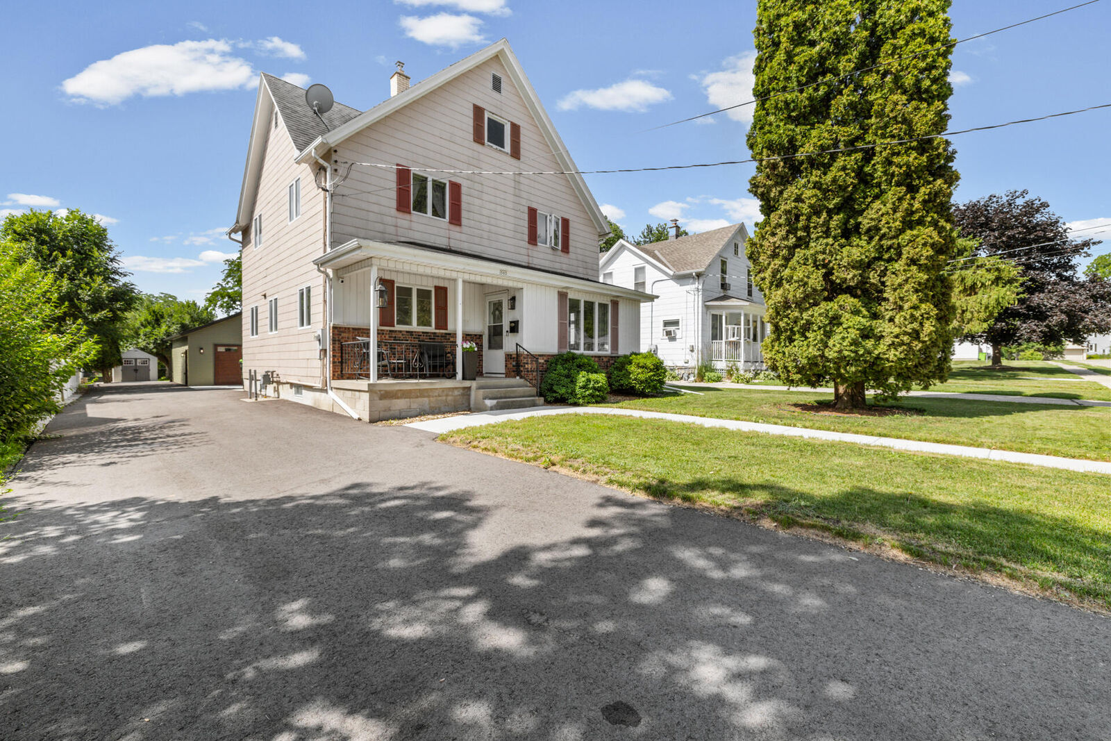 Property Photo:  503 Linden Ave  WI 53027 