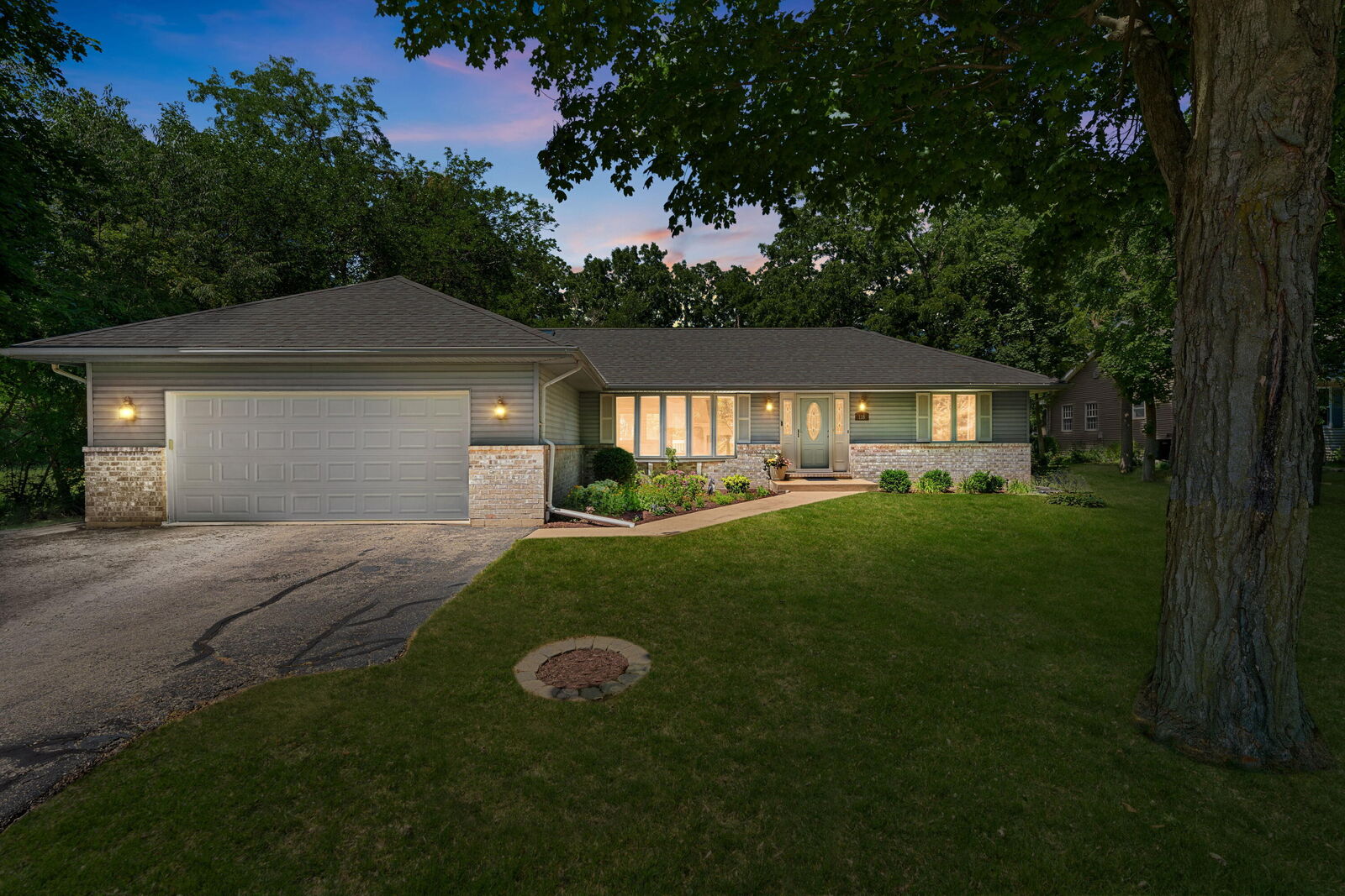 Property Photo:  118 Hillview Rd  WI 53191 