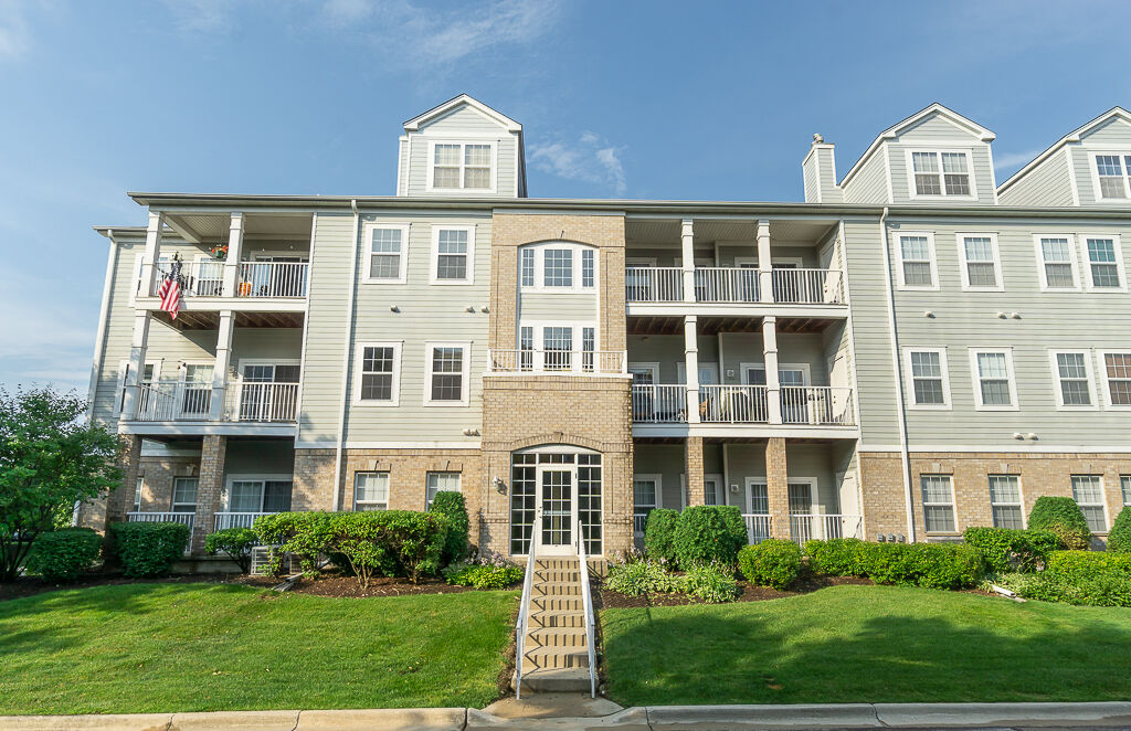 Property Photo:  1299 W Lake Street 302  IL 60101 