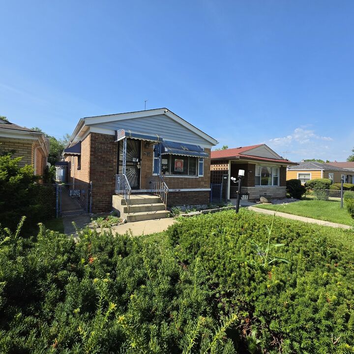 Property Photo: 423 W 96th Place IL 60628