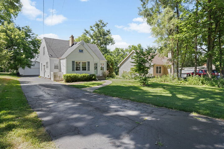 Property Photo:  422 Harden Street  IL 60002 