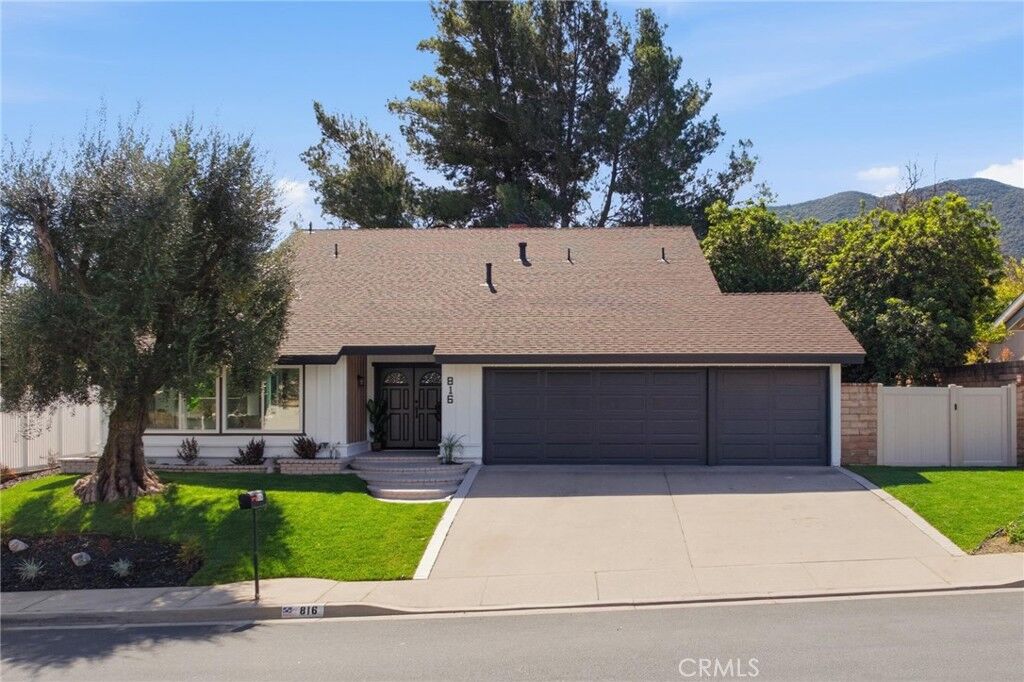 Property Photo:  816 Pamela Wood Street  CA 91320 