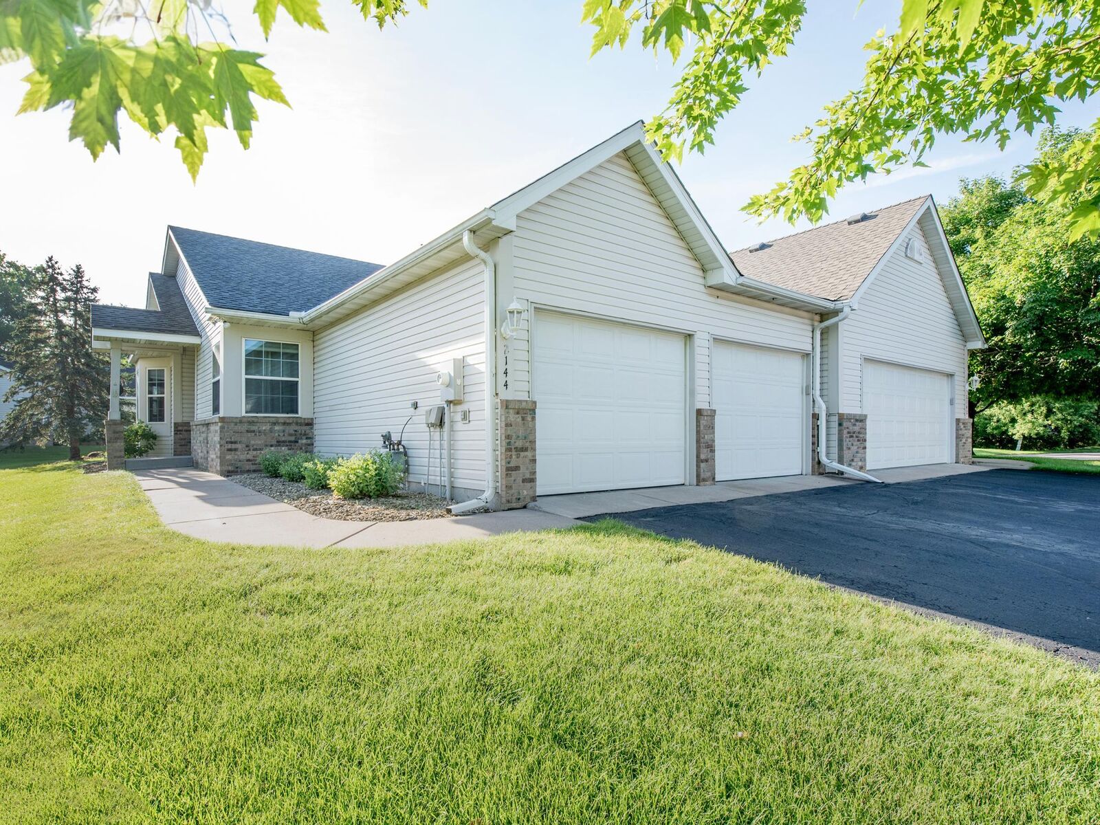 Property Photo:  2144 Albemarle Court N  MN 55113 