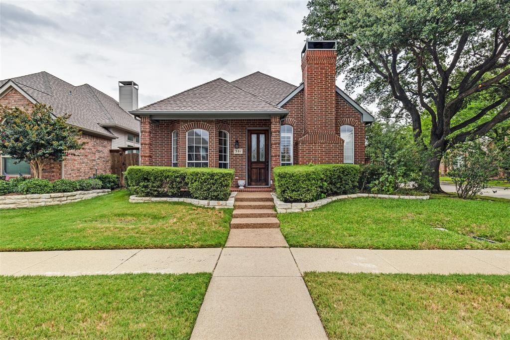 Property Photo: 301 Old York Road TX 75063