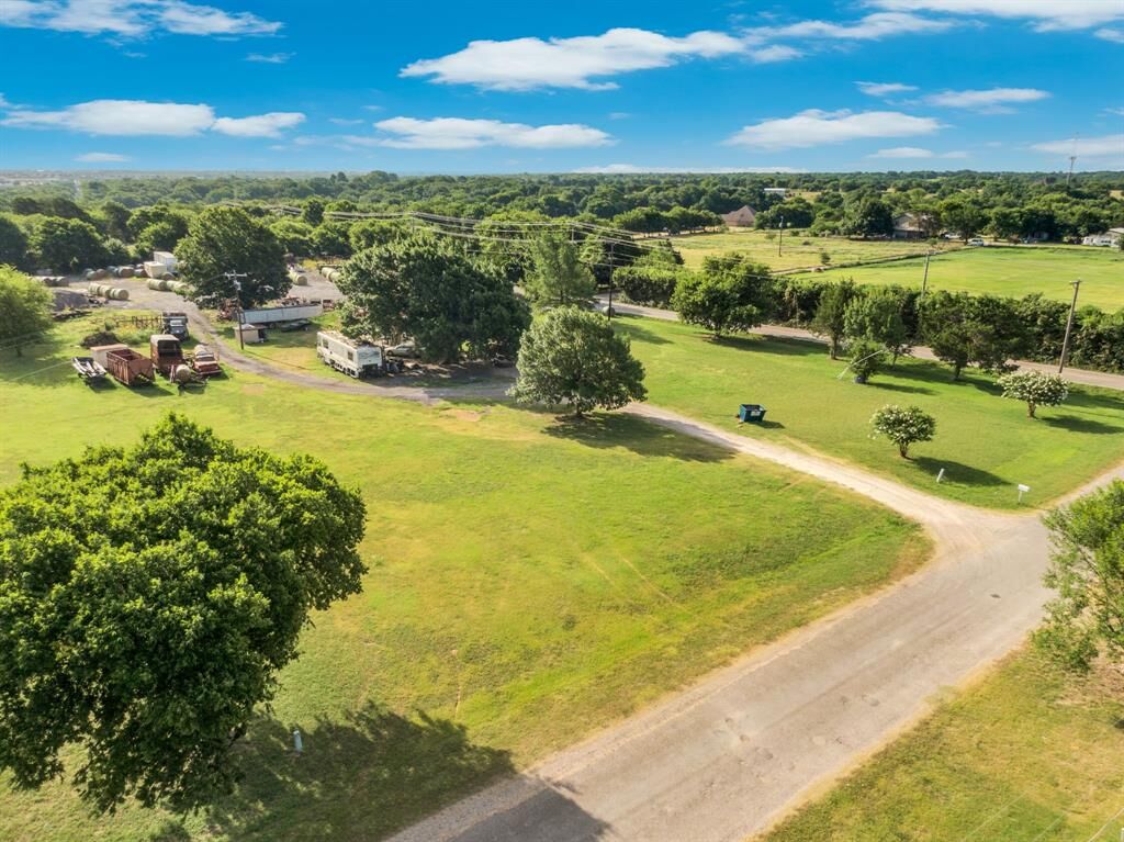 Property Photo:  2040 Highridge Lane  TX 76065 