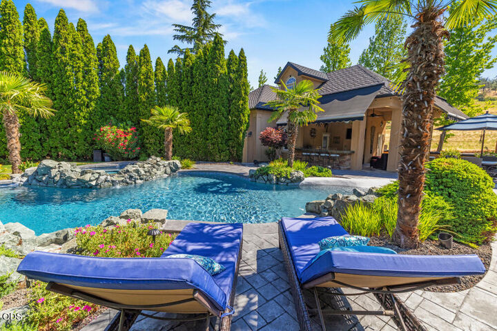 Property Photo:  1072 Castlewood Drive  OR 97504 