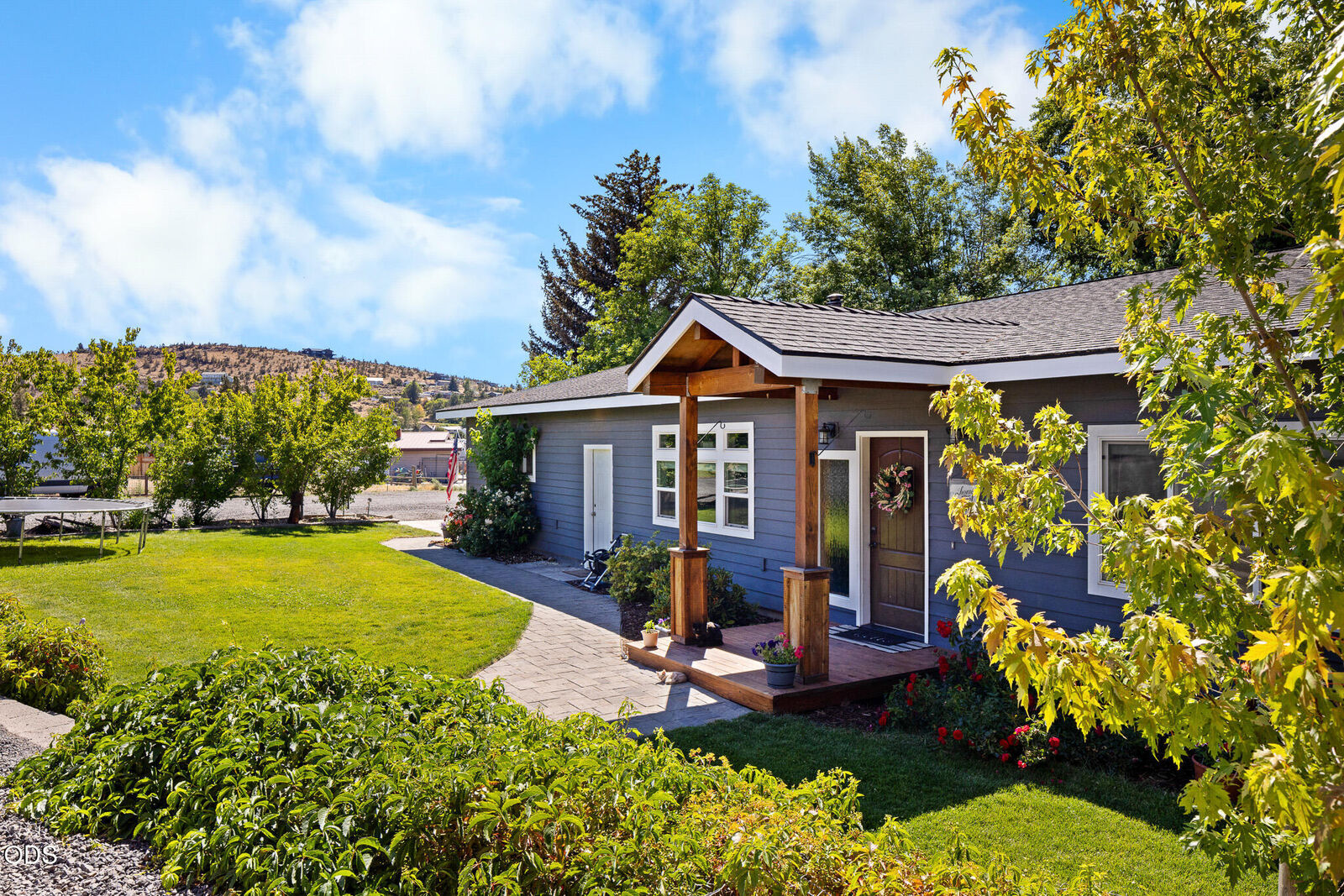 Property Photo:  1135 NW Newell Avenue  OR 97760 